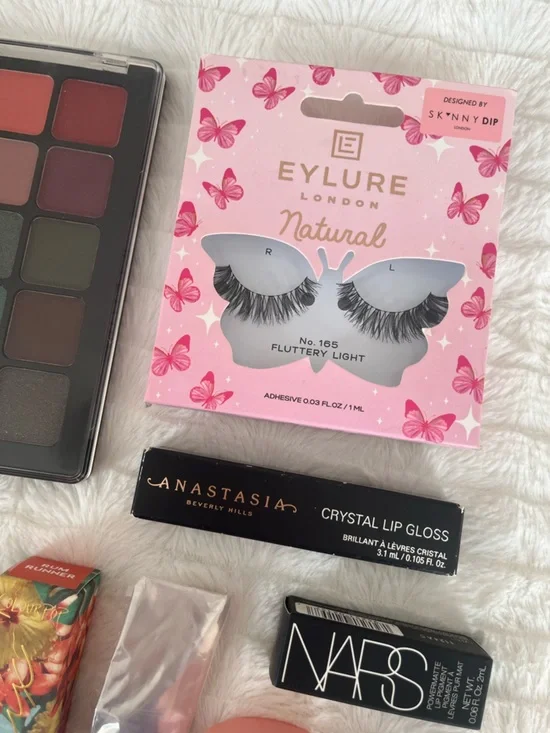 Makeup Bundle — Eyeshadow, lippies, lashes - Picture 7 of 8
